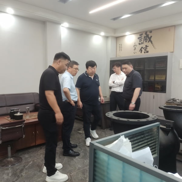 美國客戶中國代表來龍尊模具實地考察